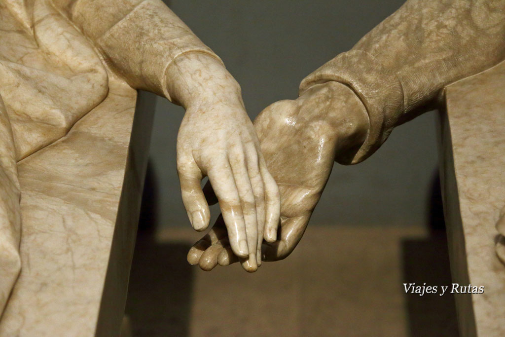Detalle de las manos de los amantes de Teruel, mausoleo