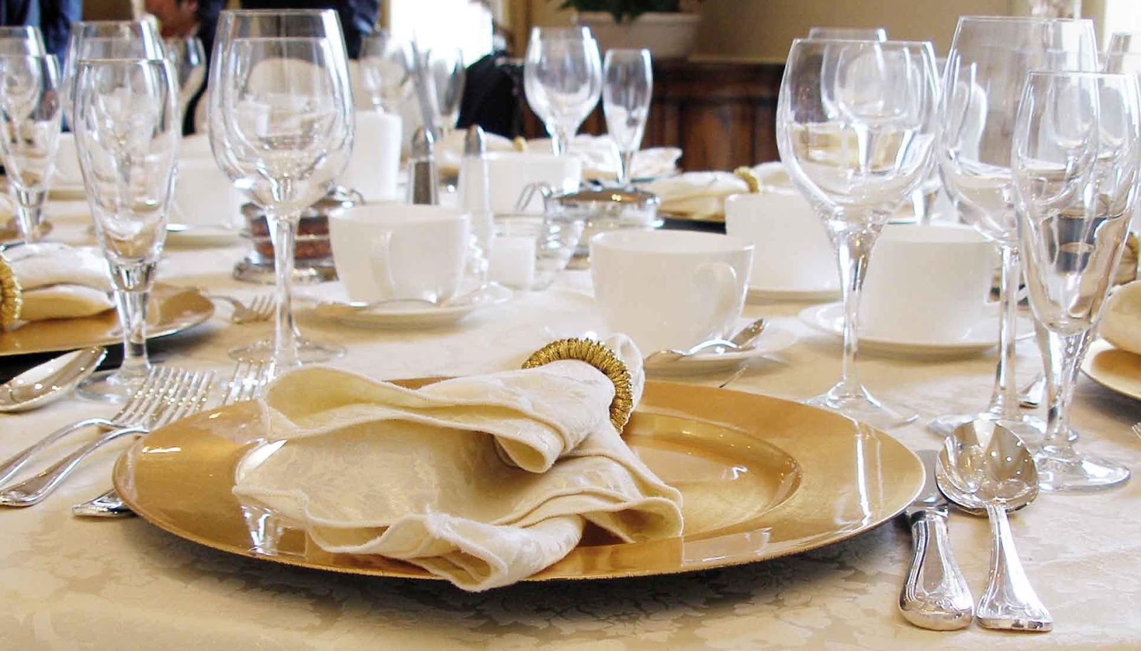 The Professional Edge 10 Dining Etiquette Do's and Don'ts