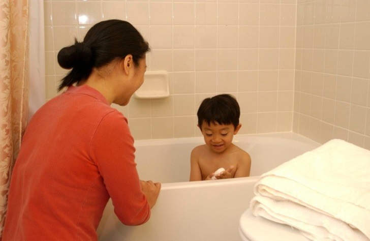 Kid bathing
