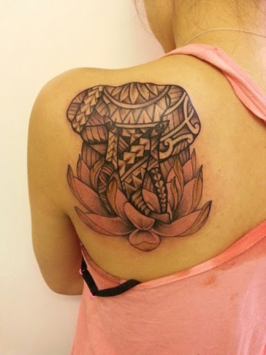Estilizado elefante coberto em um design ornamentado fica no topo de uma rosa flor de lótus. Veja: 30 Incrível Desenho De Tatuagem De Flor De Lótus