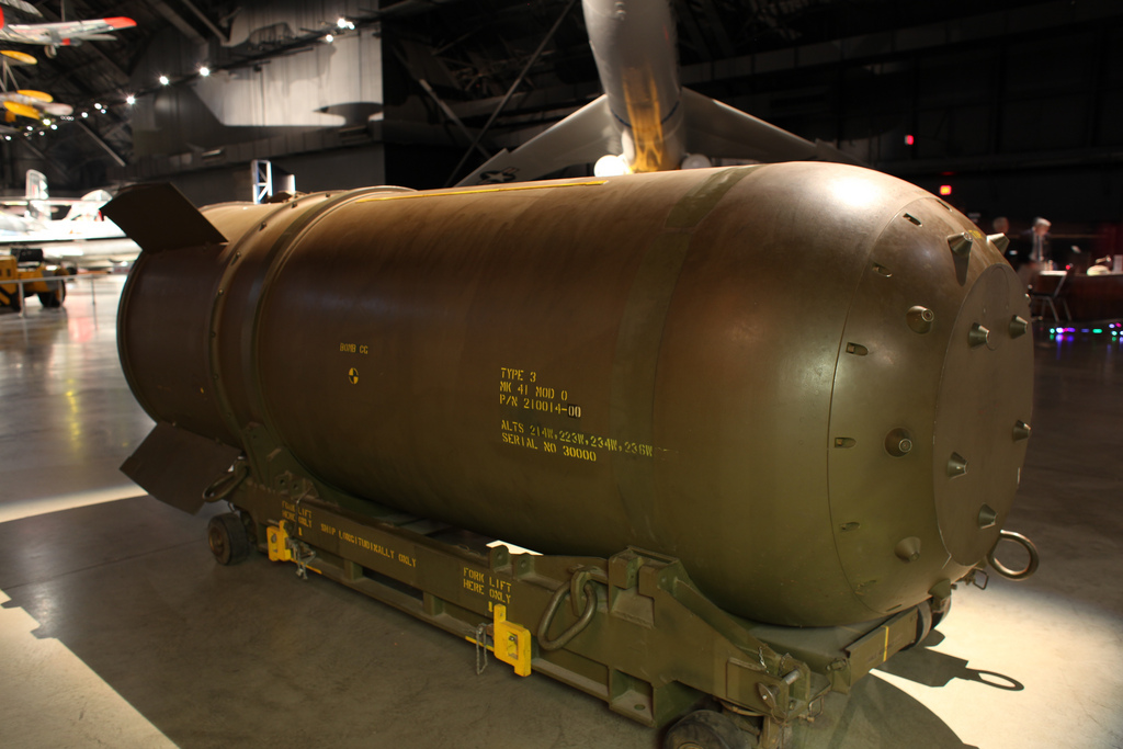 B41 ядерное оружие. B 41. рдс 37 водородная бомба. бомба толстяк нагасаки. B 41 атомная бомба.