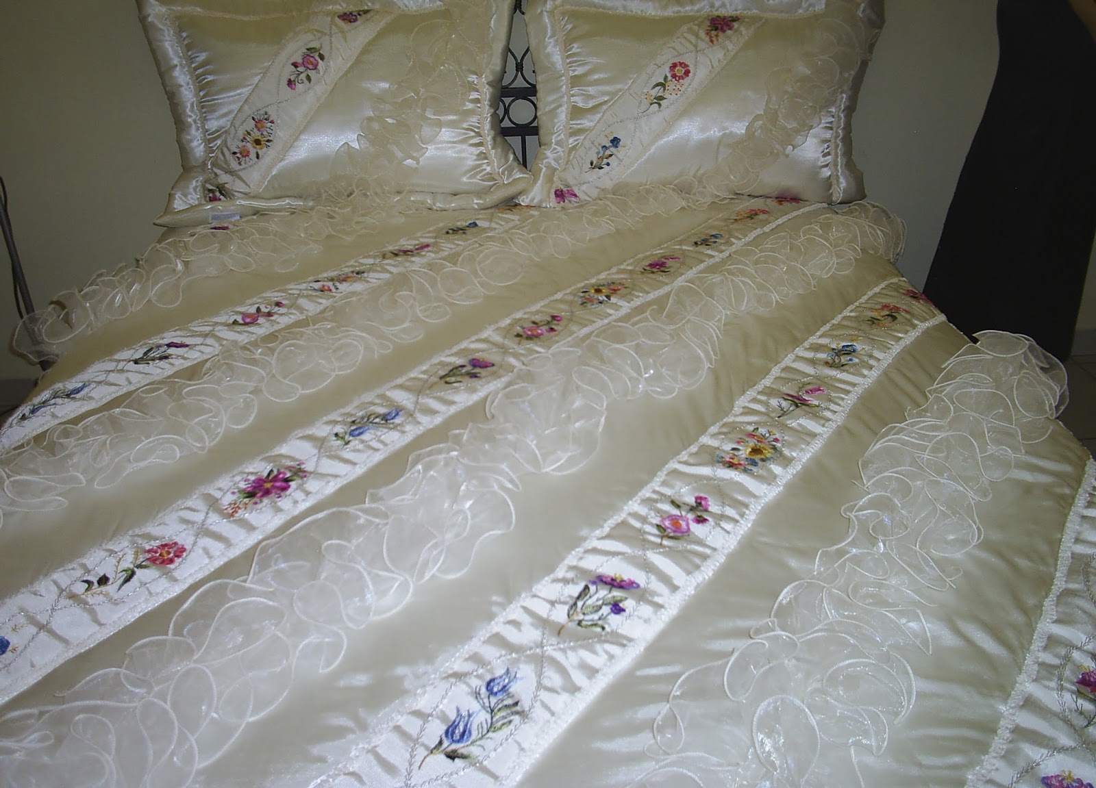 Kurdele Nakışı Yatak Örtüsü 2