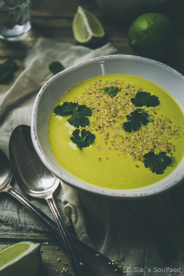sia´s soulfood foodblog: Curry-Kokos-Suppe mit geröstetem Sesam