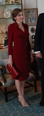 Robe Burberry / escarpins Prada / pochette Menbur