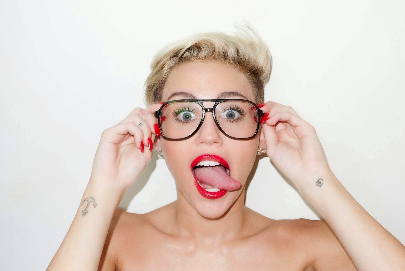 Miley Cyrus with Long Tongue Bold Wallpaper