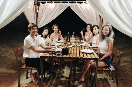 Xu huong moi cua ban tre Viet Nam: Di du lich nhom, mac do cung tong roi 'dien' nhu tap chi! - Anh 19