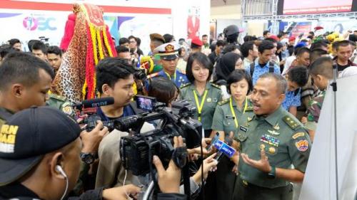 Aspers KSAD Mayjen TNI Heri Wiranto memberikan keterangan pers. Aspers KSAD Mayjen TNI Heri Wiranto memberikan keterangan pers.