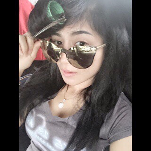 LINA MARLINA SEKSI SELFIE KOLEKSI FOTO - ZONA ARTIS LAGI