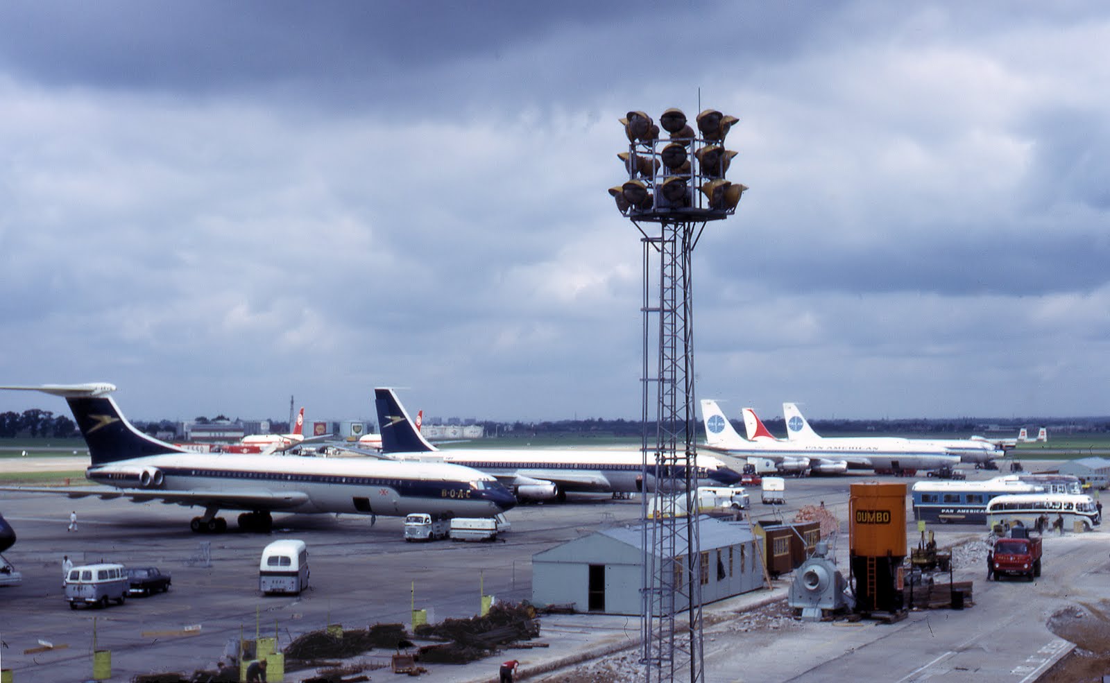 http://2.bp.blogspot.com/-aVEoKI8gXU0/Tl4xSjZ7AHI/AAAAAAAABEM/cwTlx-BhyDw/s1600/London_heathrow_airport_in_1965_.jpg