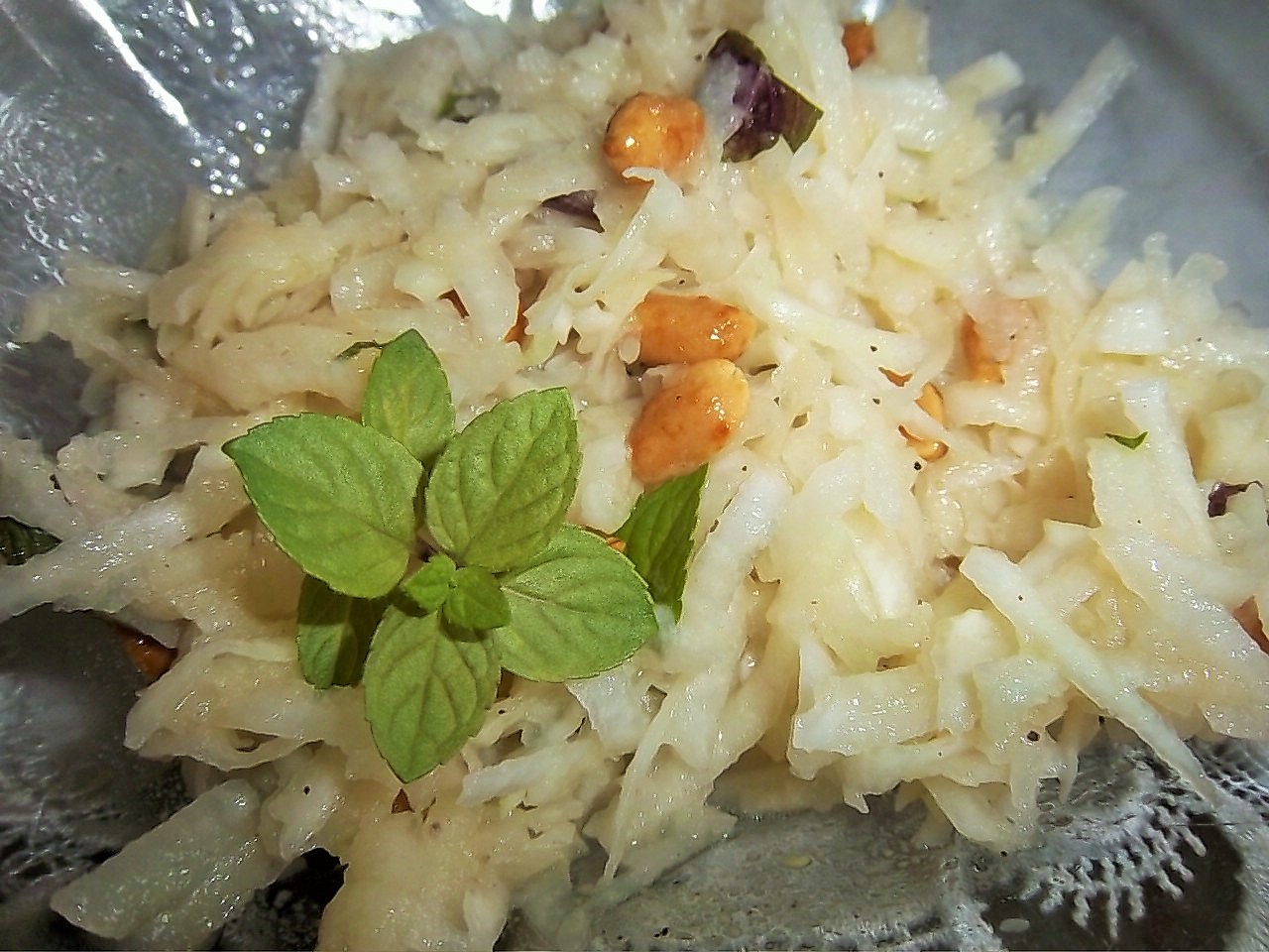 Kohlaboration. Kohlrabisalat mit Erdnüssen und Minze