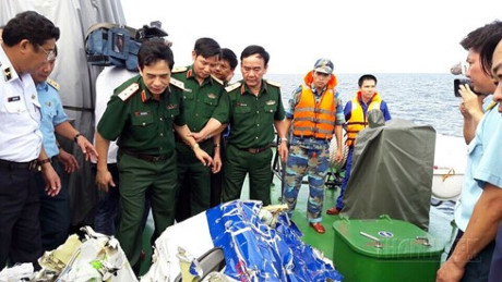 Hinh anh dau tien ve manh vo may bay tuan tham CASA 212 bi roi - Anh 3