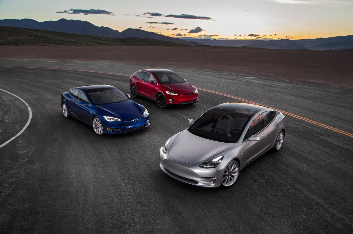 Модельный ряд Tesla: Model 3, Model S и Model X.