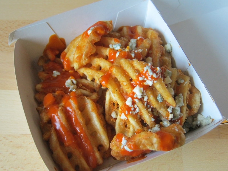 Review Carl's Jr. Buffalo Blue Cheese CrissCut Fries