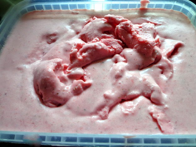 Easy strawberry ice cream by Laka kuharica: Transfer to plastic container