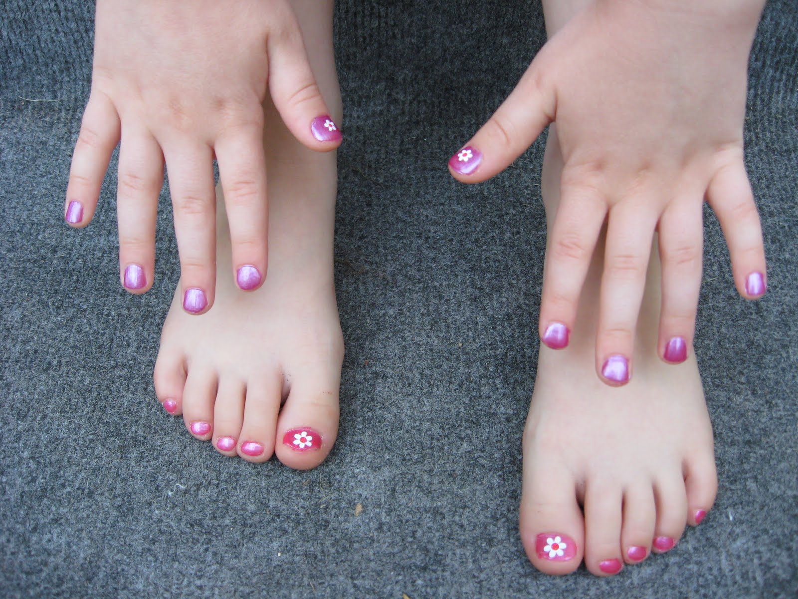 Foot tongue. Девочка Toes. Little Pink Toes. Point Toe.