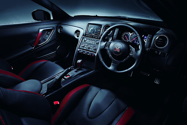 2013 Nissan GT-R dash