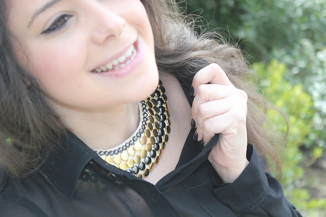DIY como hacer un collar con tachuelas. Blog de moda, costura y DIY.