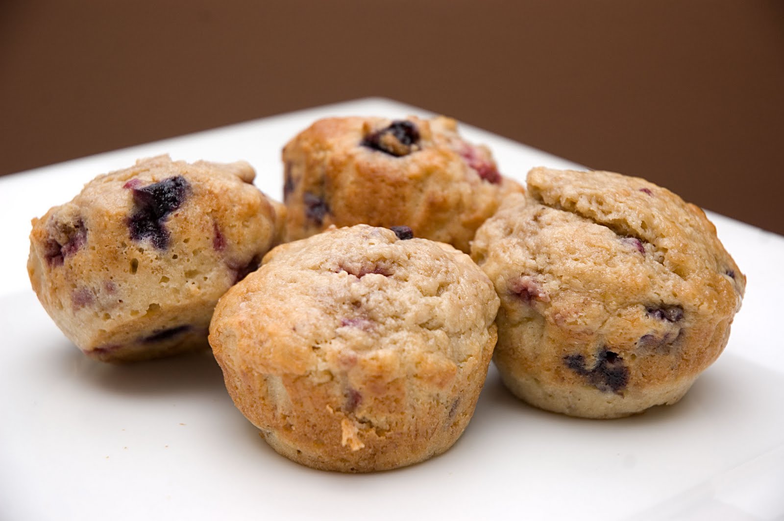 Muffins Aux Bananes Aux Framboises Et Aux Bleuets Doumdoum Se Regale