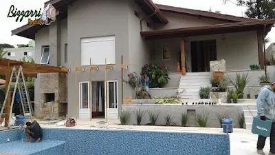 Construção da piscina com o piso de pedra São Tomé serrada branca tamanho 47 x 47 com a execução das escadas de pedra São Tomé com execução do pergolado de madeira e execução do paisagismo em casa em condomínio em Vinhedo-SP.