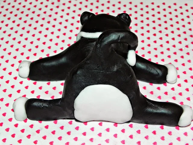 PASTEL DE CUMPLEAÑOS KIT KAT, LACASITOS Y M&M'S DECORADO CON GATOS