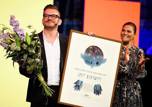 Crown Princess Victoria wore Zadig & Voltaire floral print dress, and Rizzo pumps. Belgian writer Bart Moeyaert.von ALMA award