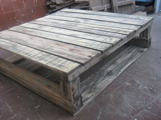 Mesa ratona reciclada con pallets de madera