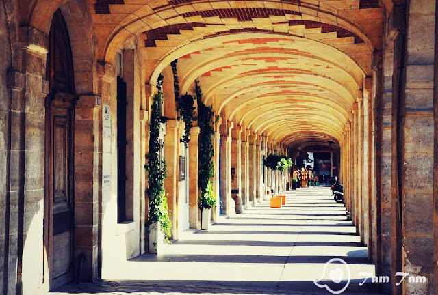 Arcades-Place-des-Vosges.JPG