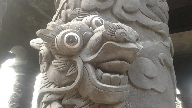 Dragones entrada de la tumba del emperador Khai Dinh