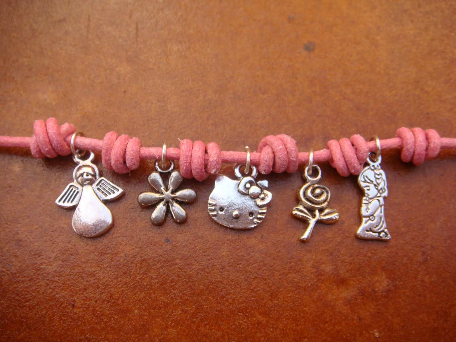 Pulsera Ajustable De Hello Kitty Y Kuromi - Cuentas Moradas Mate, Dije Esmaltado