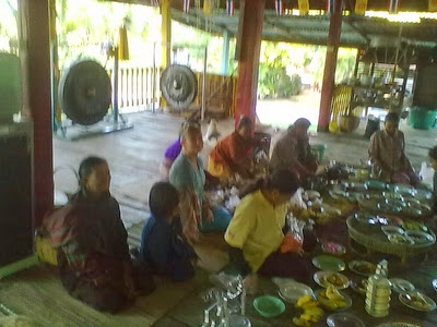 Offrandes au temple tôt le matin