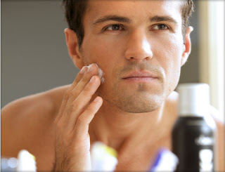 Comment bien nettoyer sa peau au quotidien: soin pour homme