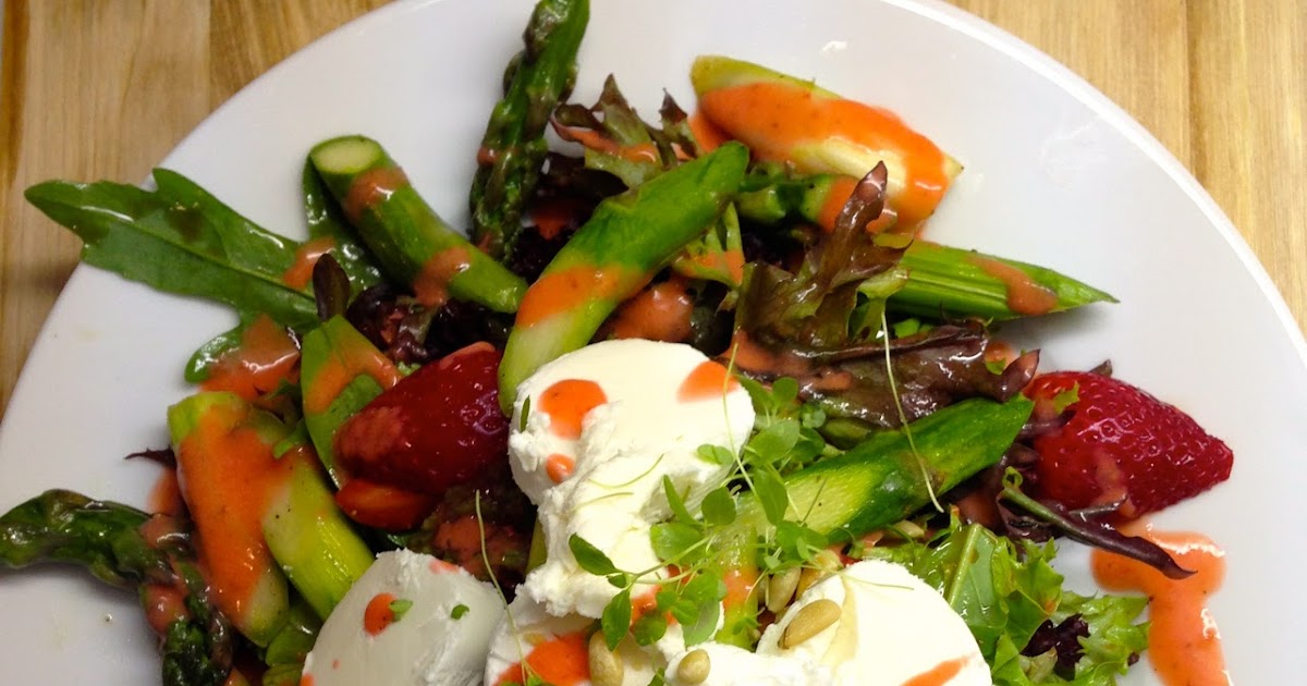 Salat 2.0: Erdbeer-Spargelsalat mit Erdbeerdressing und Ziegenkäse