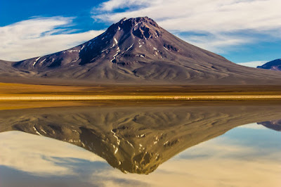 Volcan Aguas Calientes o Simbas Laguna Lejia Atacama