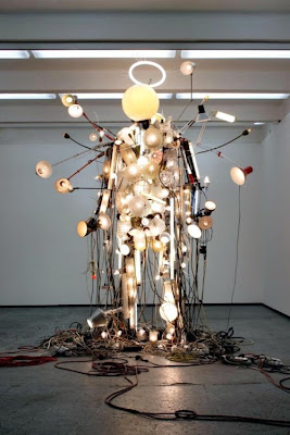 Diseño de Hombre de luz hecho con lamparas.
