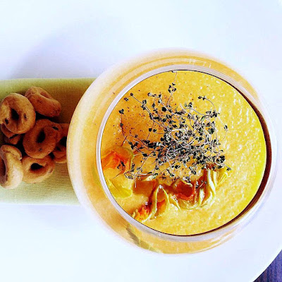 smoothie di melone cantalupo e fiori di zucca con timo limoncino e tarallo pugliese