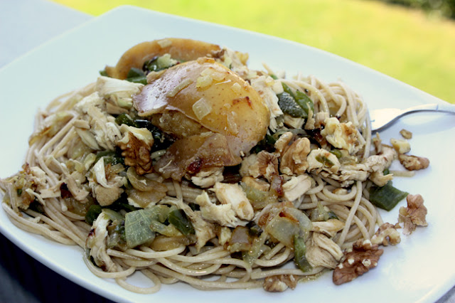  espaguetis integrales con pollo asado y rehogado de verduras 