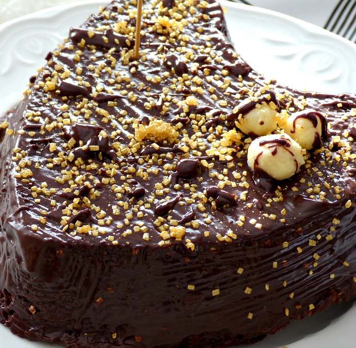 brownie de chocolate al microondas brownie de chocolate con forna de corazón para San Valentín. Con azucarillos de oro