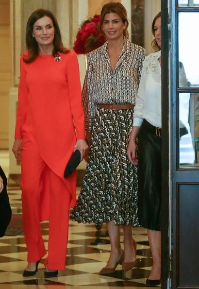 Queen Letizia wore Zara top and trousers. Juliana Awada is wearing Zara skirt and blouse