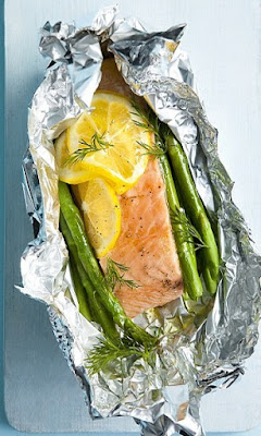 oven baked salmon and asparagus parcels