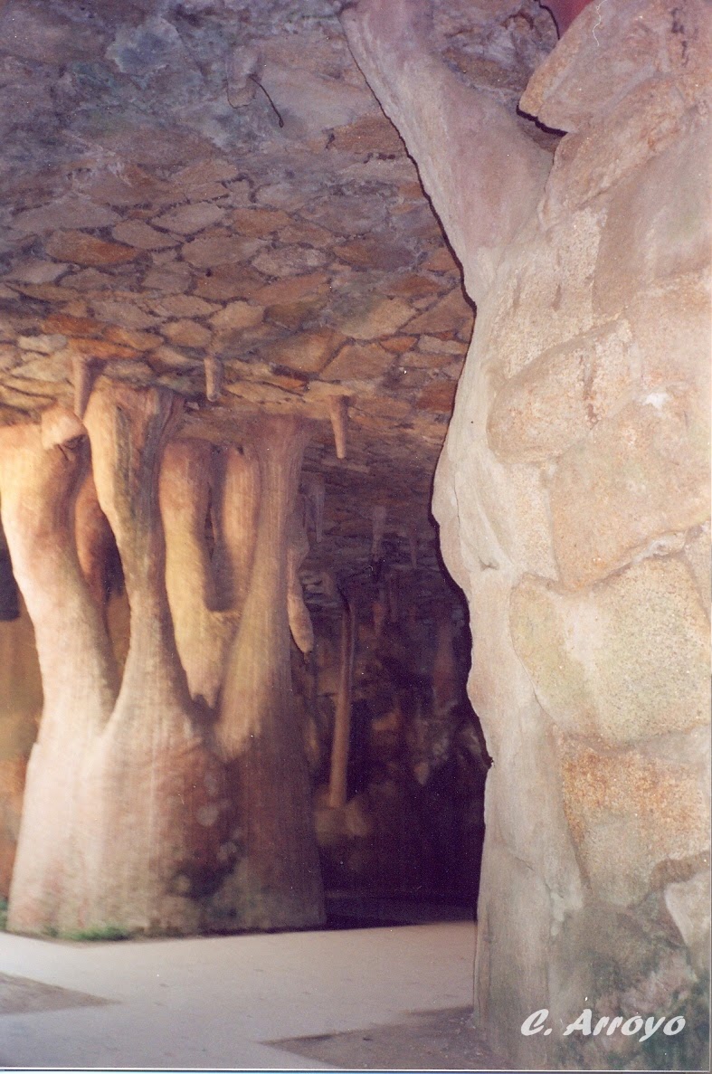 Interior de la gruta en el Parque del Pasatiempo con un estilo que me recuerda Gaudí