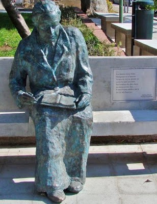Gabriela Mistral Foto a la estatua de Gabriela Mistral leyendo en un parque