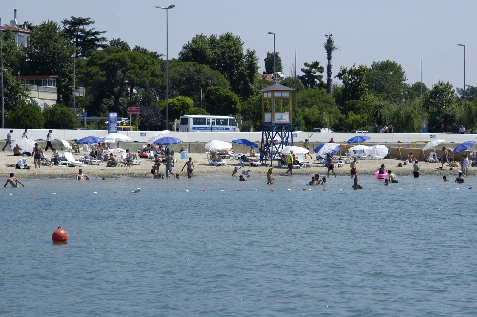 Где купаться в стамбуле. Каддебостан Стамбул. Пляж Кадыкей Джаддебостан. Мраморное море Стамбул пляжи. Пляж 2 Джаддебостан в Стамбуле.