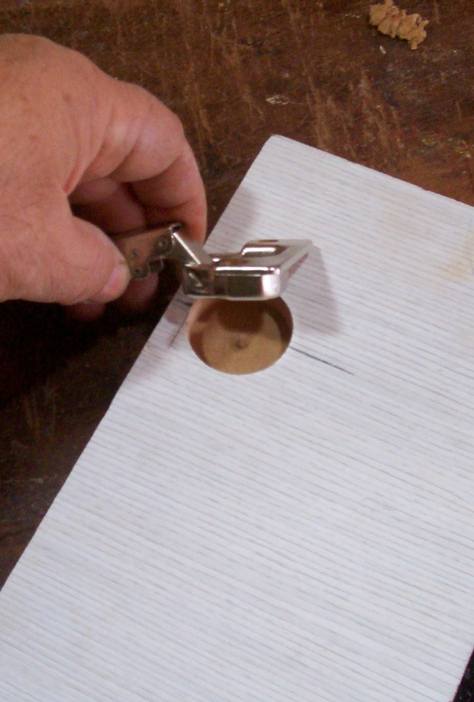 Carpintero en casa : Como colocar bisagras en mueble de cocina