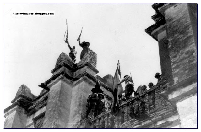 1935  Italian soldiers hoist flag at Macalle  Abyssinia