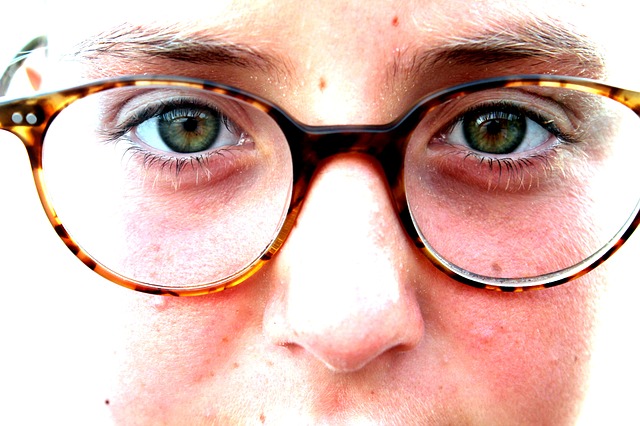 Cara Memilih Kacamata Sesuai Warna Kulit