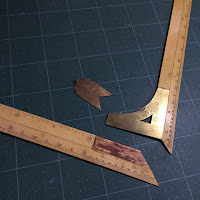バラバラになった木製の直角定規