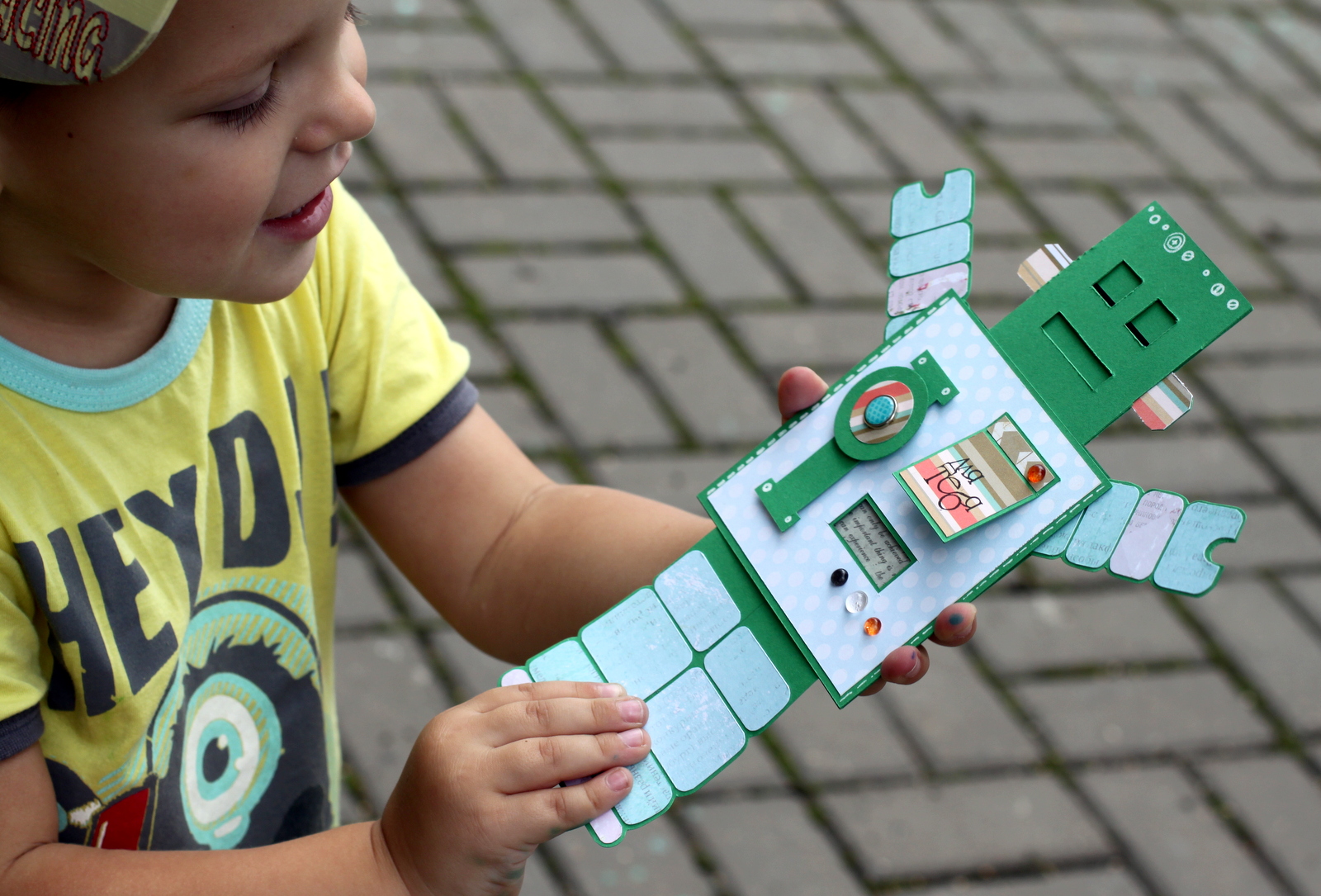 Подарок мальчику из бумаги. Бумажный робот. Робот своими руками для детей. Робот из бумаги и картона своими руками. Робот из бумаги своими руками для детей.