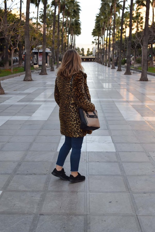 Abrigo_leopardo_con_sneakers