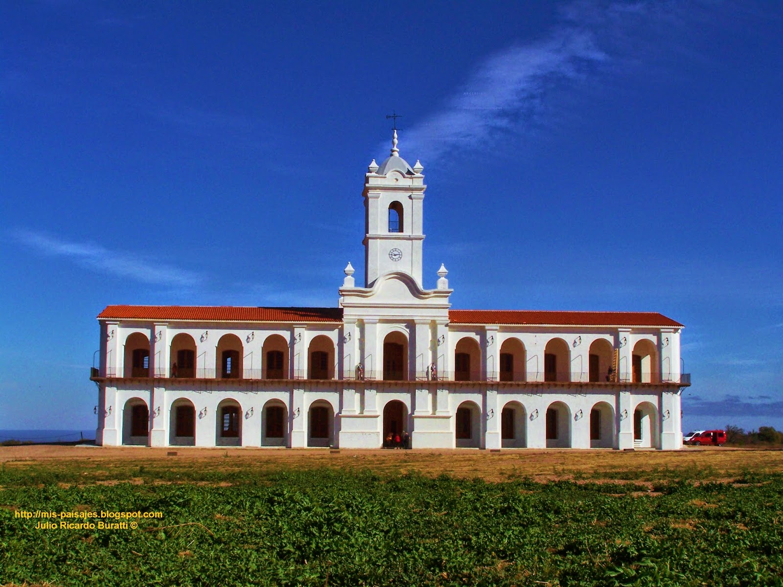 “Fotos de la réplica a escala del Cabildo Histórico.”
