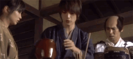 Shida Mirai 志田未来 （しだ みらい） as Natsu and Gori ゴリ as Kinoshita Tokichiro Hideyoshi watch as Ken looks through ingredients